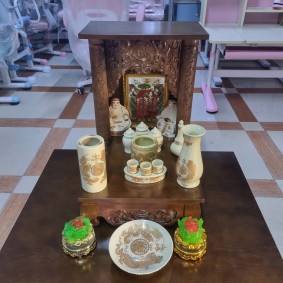 Bàn thờ thần tài mái bằng cong 41cm Màu Óc Chó